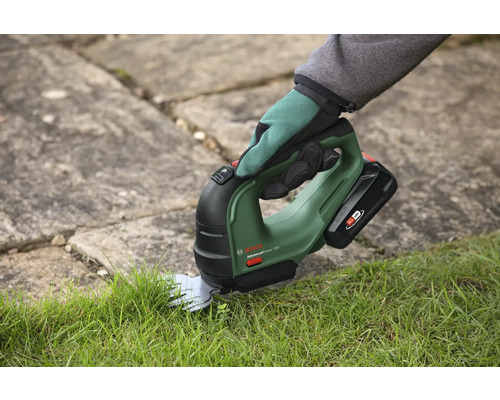 Akumulátorové nožnice na trávu Bosch AdvancedShear 18V v akcii