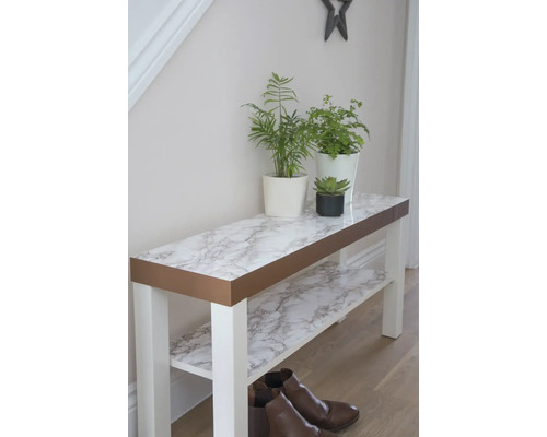 Botník s dvoma policami, rastlinami a topánkami