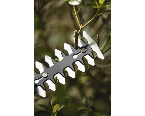 Detailný záber nožníc na živý plot strihajúcich konáre