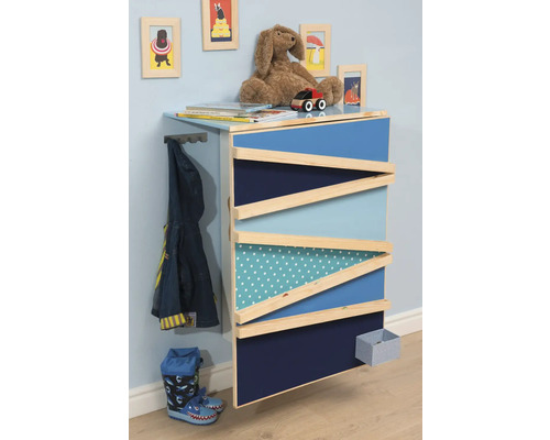 Detská izba s komodou, hračkami a oblečením na stene