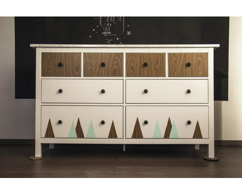 Komoda so šiestimi zásuvkami, drevom a trojuholníkovým vzorom