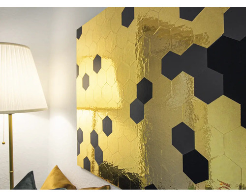 Nástenná dekorácia so zlatými a čiernymi šesťhrannými dlaždicami