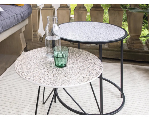 Dva odkladacie stolíky s nápojmi na balkóne.