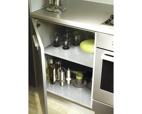 Kuchynská skrinka s riadom a kuchynským náčiním