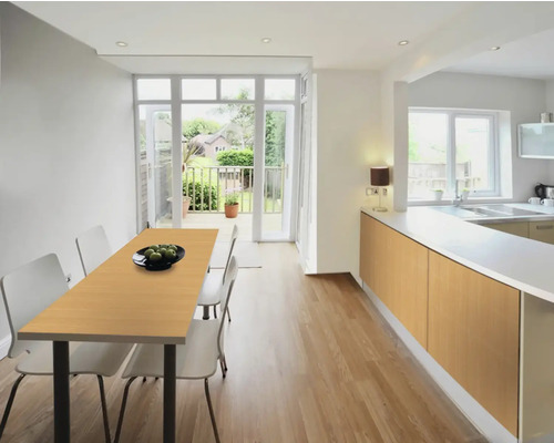 Svetlá kuchyňa s jedálenským stolom, stoličkami a kuchynskou linkou