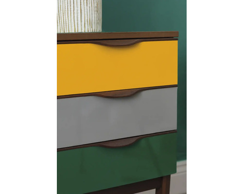 Komoda s tromi zásuvkami v rôznych farbách