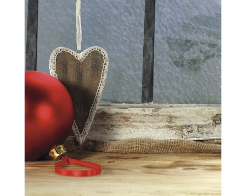 Ozdobné vianočné gule a drevené srdce pred oknom