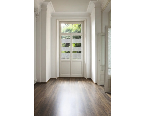 Svetlá miestnosť s dvojkrídlovými dverami do záhrady a drevenou podlahou