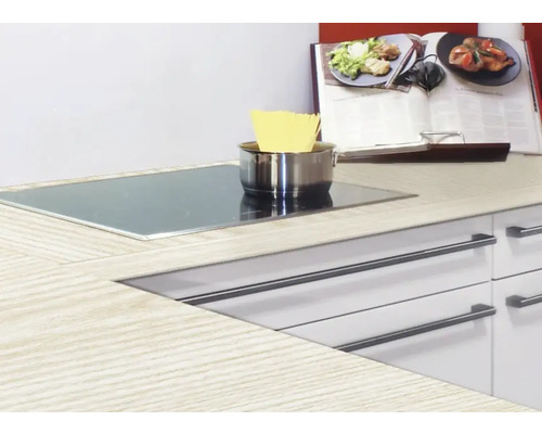 Kuchynská scéna s varnou doskou, hrncom a kuchárkou