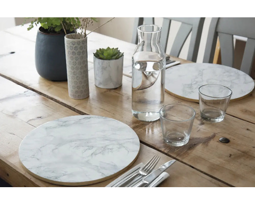 Jedálenský stôl s riadom, pohármi, príbormi a dekoráciou