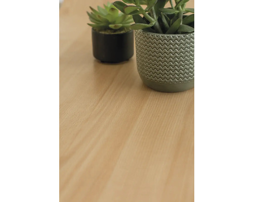 Dekoratívne umelé rastliny v kvetináčoch na drevenom povrchu.