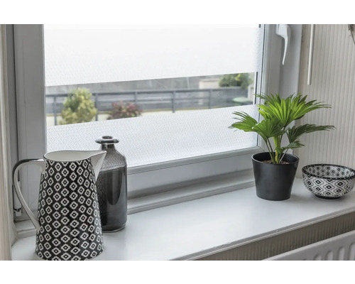 Dekoračná fólia na okne s kanvicou na kávu, fľašou, hrnkovou rastlinou a miskou na okennom parapete