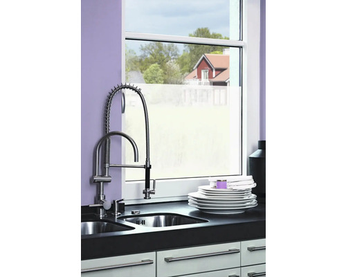 Kuchynský drez s batériou a riadom na pracovnej doske