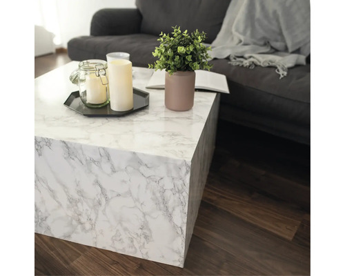 Obývacia izba s mramorovým konferenčným stolíkom, sviečkami a dekoráciou