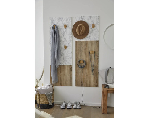 Vstupný priestor s nástenným vešiakom s háčikmi, klobúkom, šálom, slúchadlami, košom a topánkami