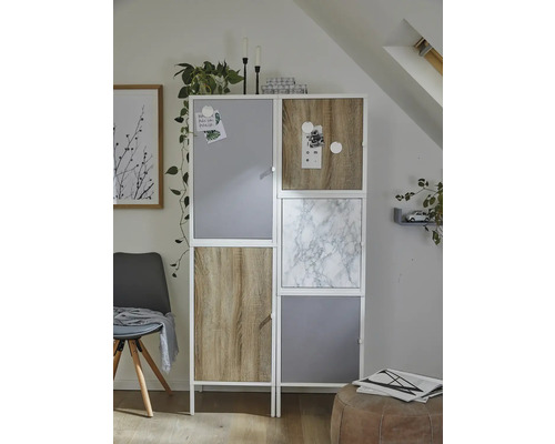 Deliaca stena s dverami so vzhľadom dreva, sivej a mramoru