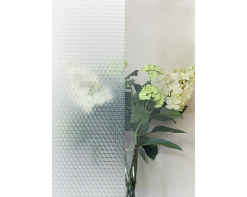 Štruktúrované sklo s trojuholníkovým vzorom vedľa vázy s kvetmi