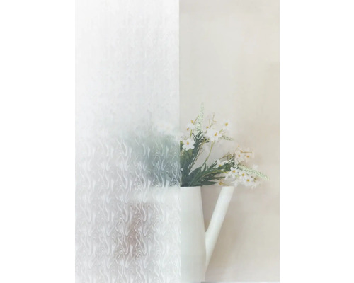 Dekoračná fólia s abstraktným vzorom vedľa džbánu s kvetmi