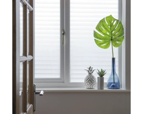 Dekorácia s umelými rastlinami na okennom parapete