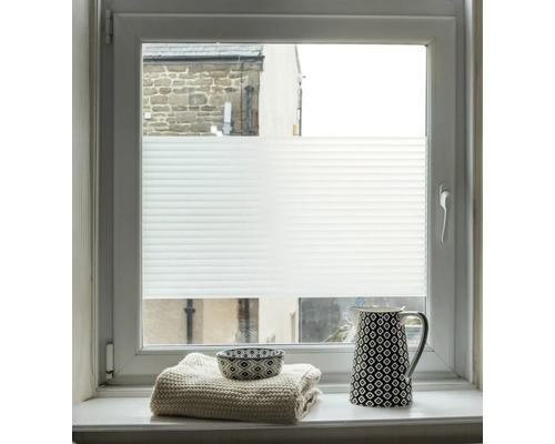 Okno s namontovanou plisovanou žalúziou pre reguláciu svetla a súkromia.