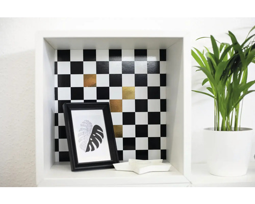 Dekoratívna polica so šachovnicovým vzorom, rámom na fotografie a izbovou rastlinou