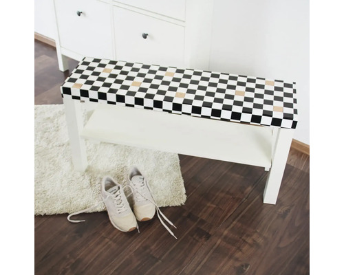 Biela lavica na topánky so šachovnicovým vzorom a policou, pod ňou pár topánok.