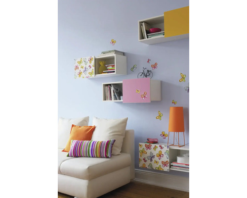 Obývacia izba s pohovkou, stolnou lampou a nástennými policami v rôznych vyhotoveniach