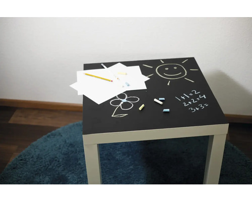 Detský stolík s povrchom tabule, kresby kriedou, papier a ceruzka