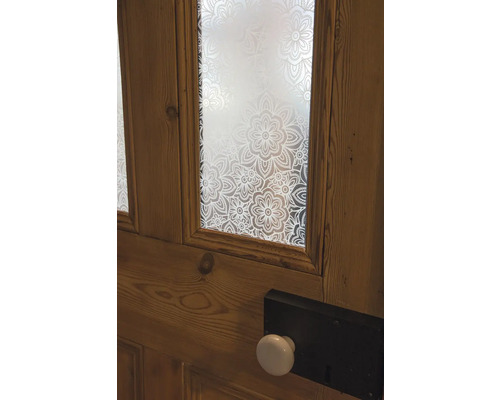 Drevené dvere s kvetinovým sklom a kľučkou dverí