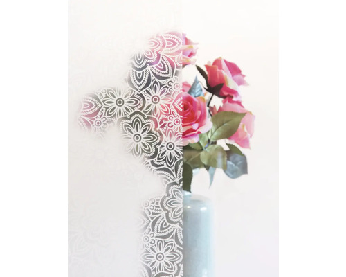 Dekoračná fólia s kvetinovým vzorom a váza s ružami