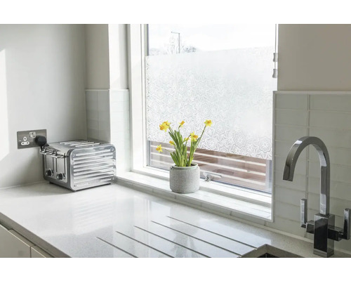 Kuchynská scéna s hriankovačom, drezom a okennou fóliou so vzorom