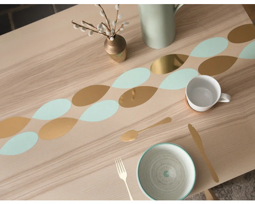 Zdobený stôl s riadom, vázou a džbánom