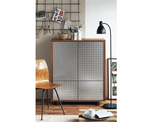 Obývacia izba s komodou, stoličkou a stojacou lampou pre štýlové prostredie