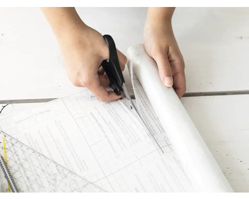 Strihanie priehľadnej fólie nožnicami