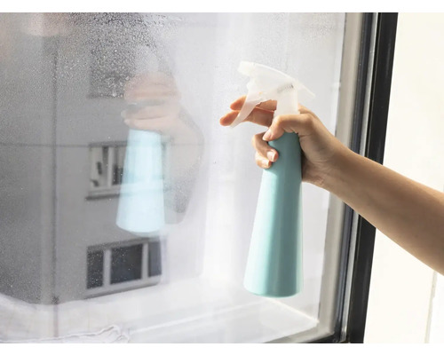 Rozprašovač používaný na čistenie okien