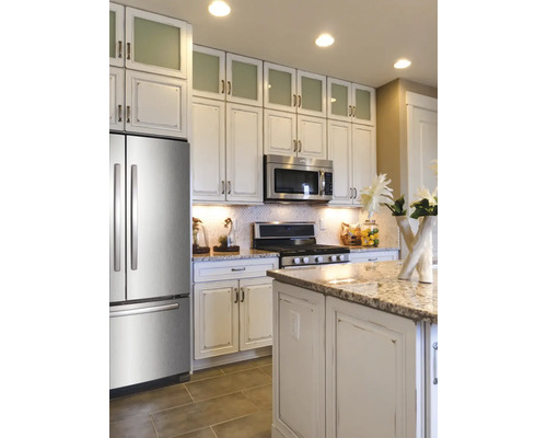 Svetlá kuchyňa so vstavanými skriňami, nerezovými spotrebičmi a kuchynským ostrovom