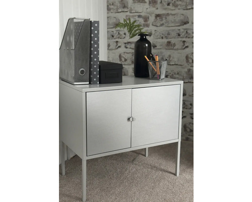 Skrinka s dvomi dvierkami, šanón, zakladač na časopisy, krabica, váza a pohár na ceruzky na pracovnej ploche