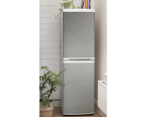 Chladnička so sivou fóliou a dvoma dverami v interiéri.