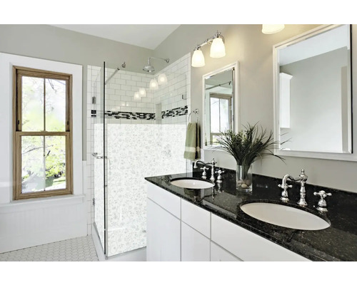 Kúpeľňa so sprchou, umývadlom a zrkadlom