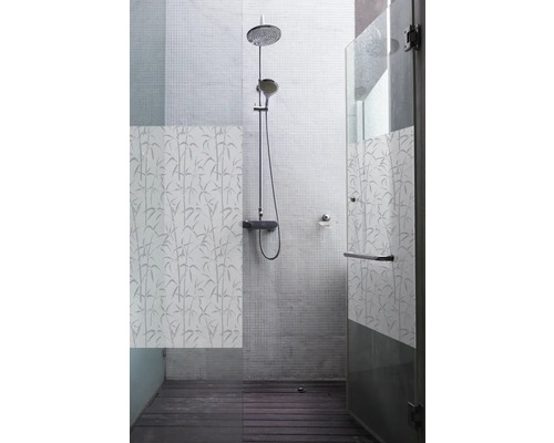 Moderná kúpeľňa so sprchou, sklenenou stenou a bambusovým vzorom