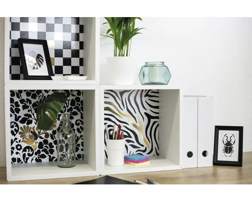 Dekoratívny regálový systém s rastlinami a kancelárskymi potrebami