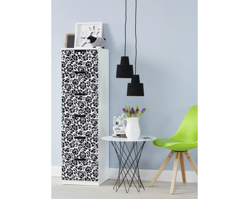 Dekoratívny kancelársky priestor s kartotékou, stolom a lampou