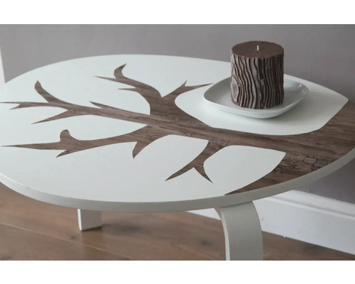 Stôl s motívom stromu a sviečka na podšálke