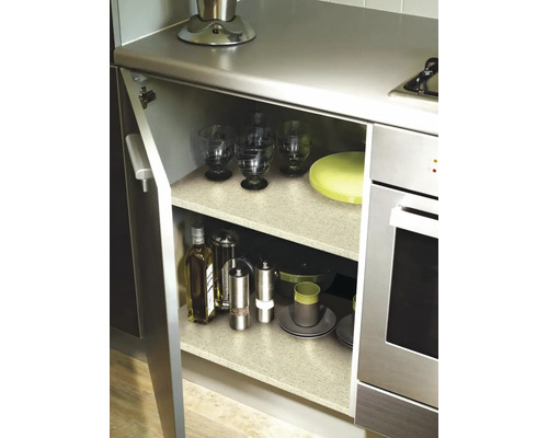 Kuchynská skrinka s riadom, fľašou oleja a mlynčekmi na korenie