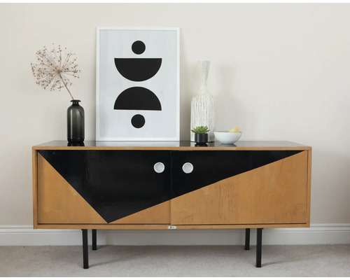 Príborník s geometrickým vzorom, dekoráciou a zarámovaným obrazom v interiéri