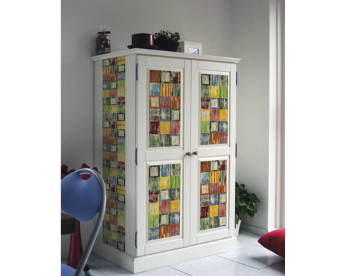 Biela skriňa s viacfarebným mozaikovým vzorom na uskladnenie