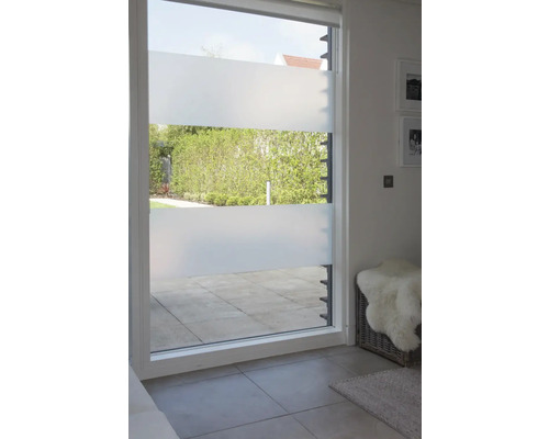 Pohľad oknom s ochrannou fóliou na terasu a záhradu