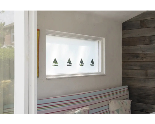 Zdobené okno v svetlej miestnosti s posedením