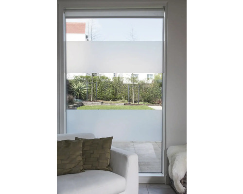 Okno s polopriehľadným roletovým systémom v obývacej izbe