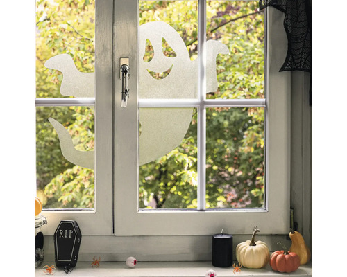 Zdobené okno s halloweenskými motívmi, vrátane duchov, tekvíc a pavúkov